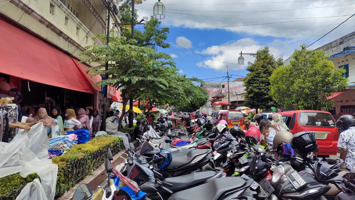 Warga Cianjur Mulai Berburu Baju Lebaran. (dik)