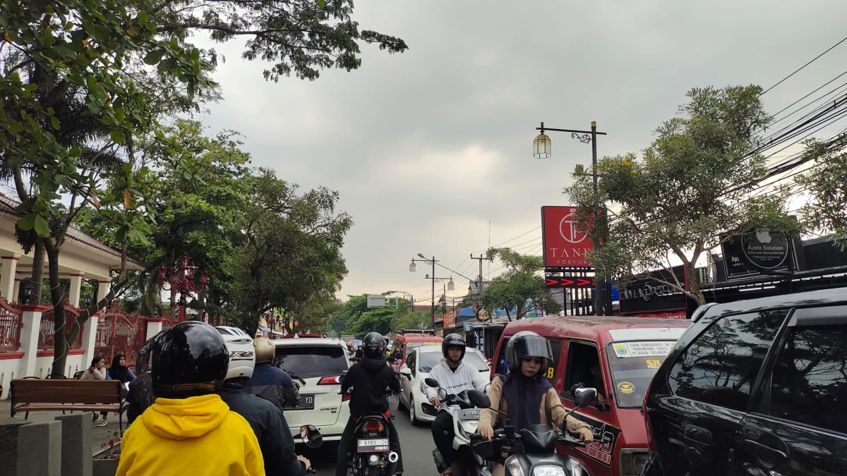 Pekan Terakhir Puasa Sejumlah Ruas Jalan Dilanda Kemacetan. (dik)