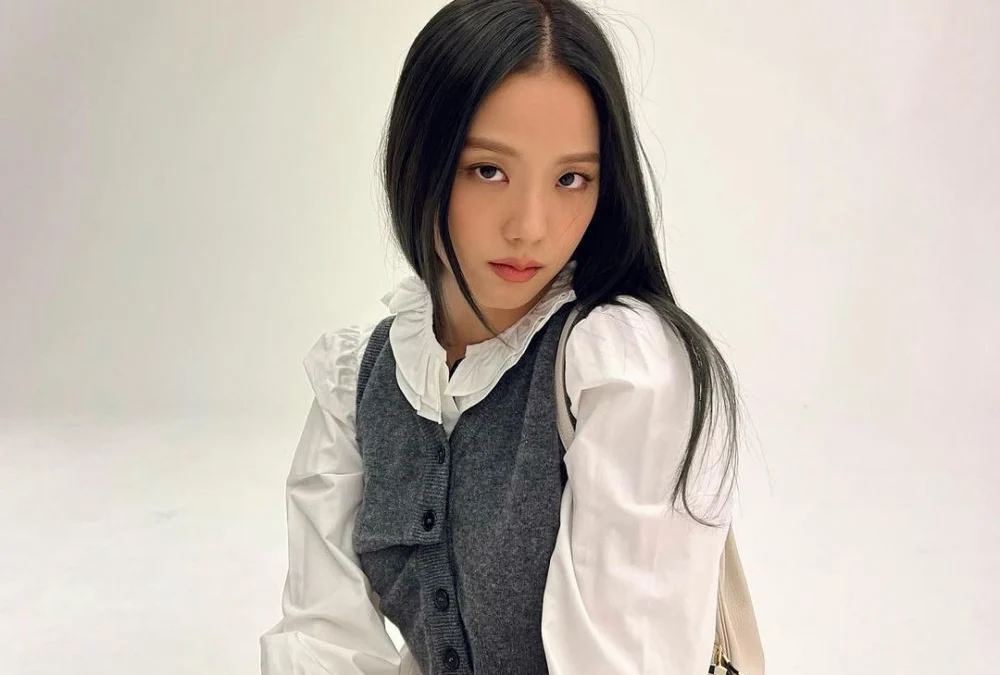 Ide Outfit Putih Jisoo BLACKPINK Cocok untuk Kalian Pakai Dilebaran