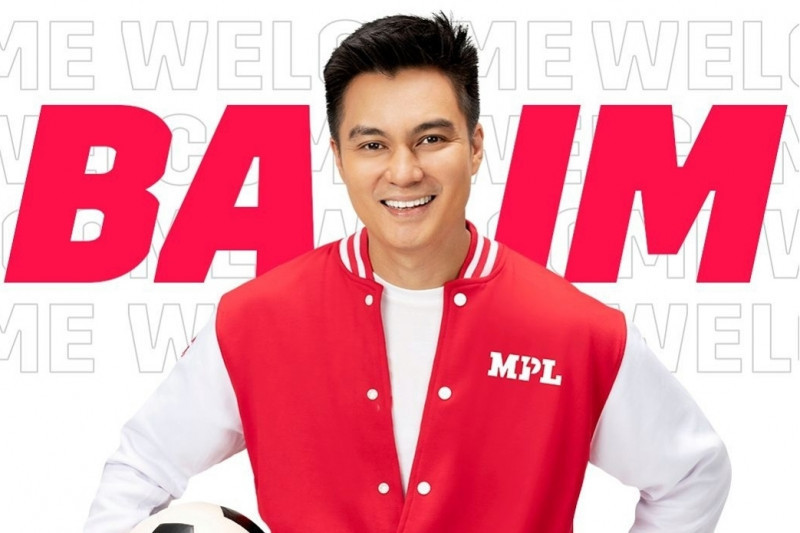 Artis Baim Wong Bagikan Seribu Roti untuk Sopir Ojek Online