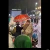 Viral di media sosial, bocah laki-laki payungi sang ibu yang kehujanan saat sedang salat tarawih.