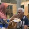 Viral! Momen Seorang Ibu Suapi 10 Anaknya yang Sudah Dewasa Bikin Netizen Iri