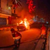 Mobil sedang hangus terbakar