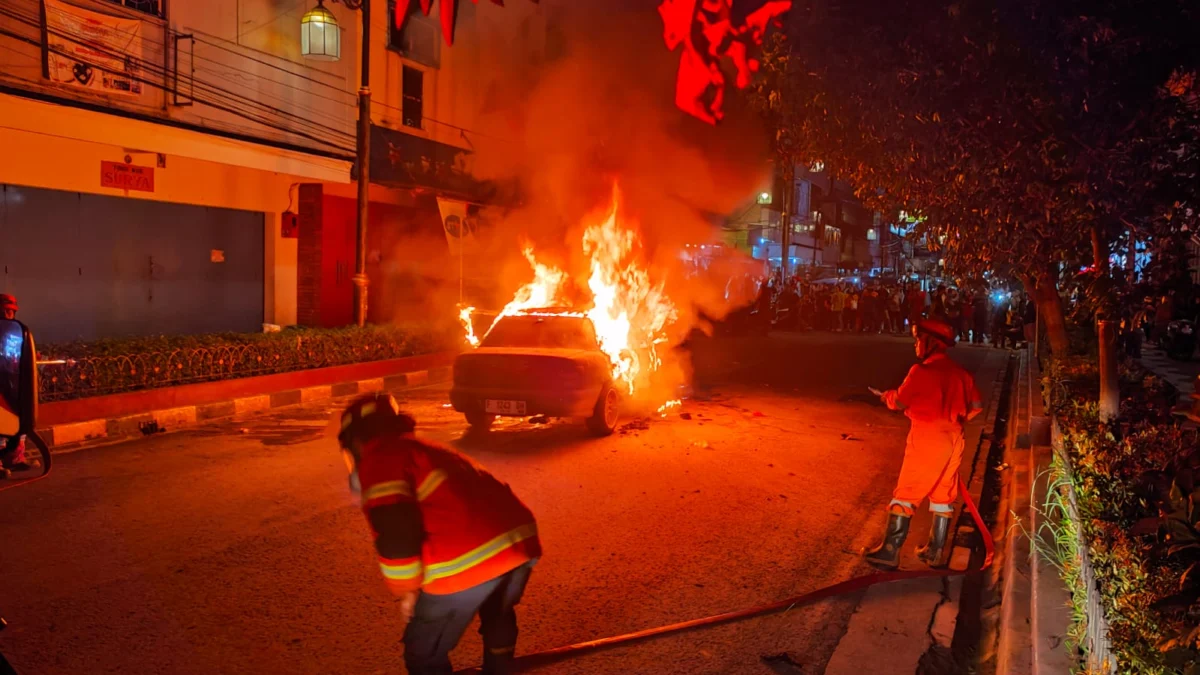 Mobil sedang hangus terbakar