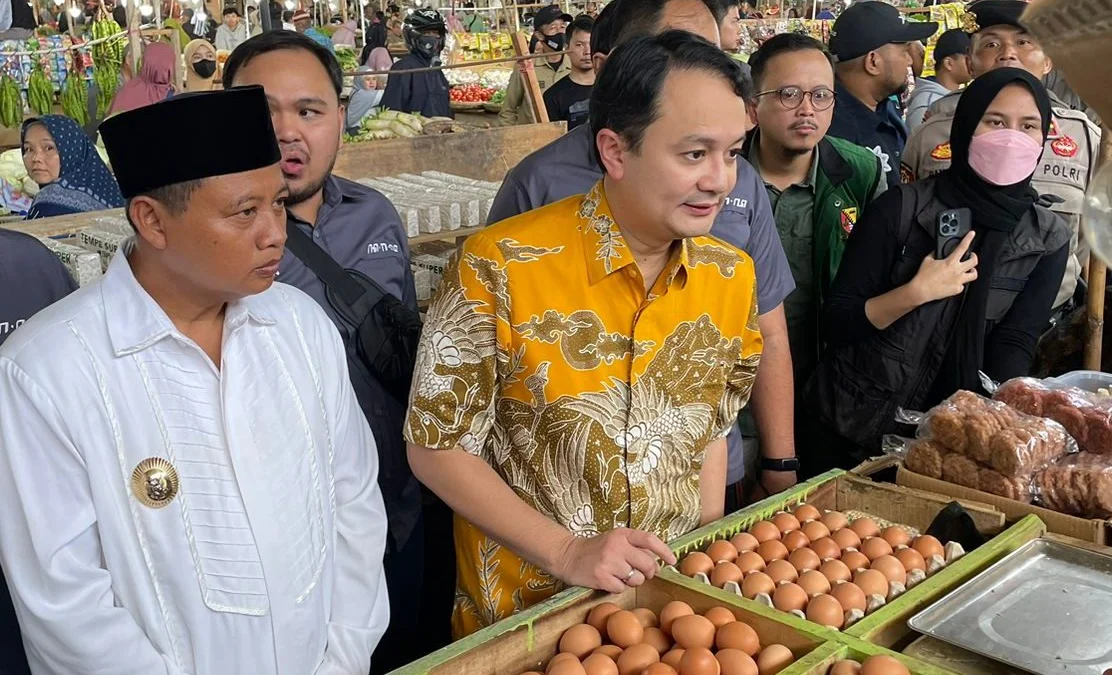 Jaga Stabilitas Harga, Wagub Uu dan Wamen Gelar Operasi Pasar.