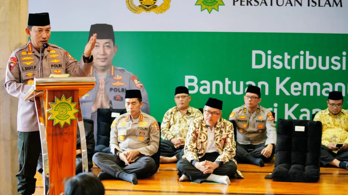 Bersama PP Persis, Kapolri Salurkan 30 Ribu Paket Sembako ke Masyarakat yang Membutuhkan