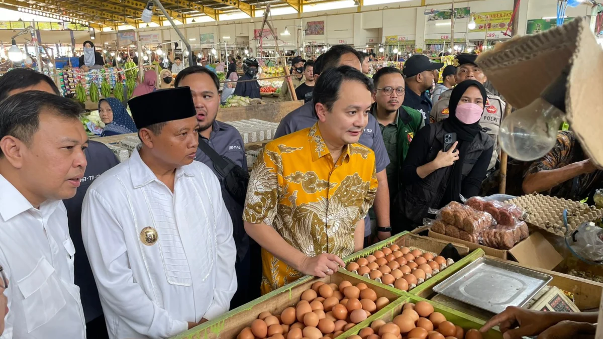 Stabilkan Harga Sembako, Wagub Jabar Uu dan Wamen Gelar Operasi Pasar di Soreang