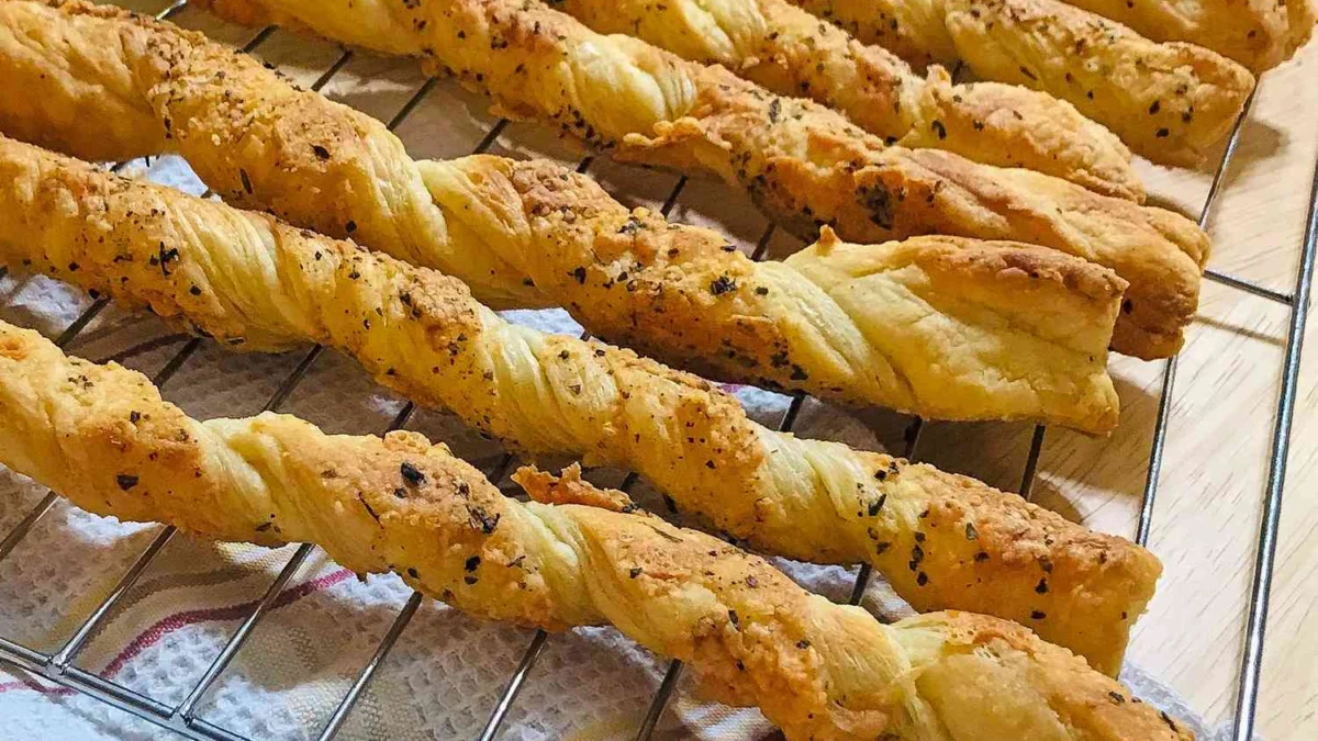 Laper! Buat Cheese Stick Aja Camilan dari Kulit Lumpia.