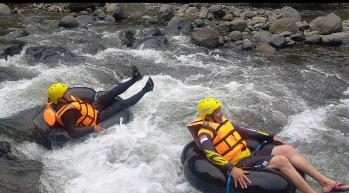 Uji Agrenalin dengan Arum Jeram di Sungai Cipandak Cianjur