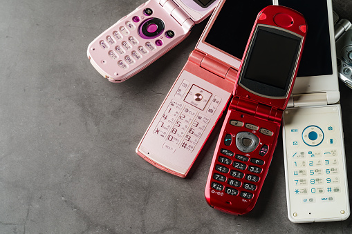 Apa itu feature phone? Mengapa handphone jenis ini kembali digandrungi oleh anak muda?