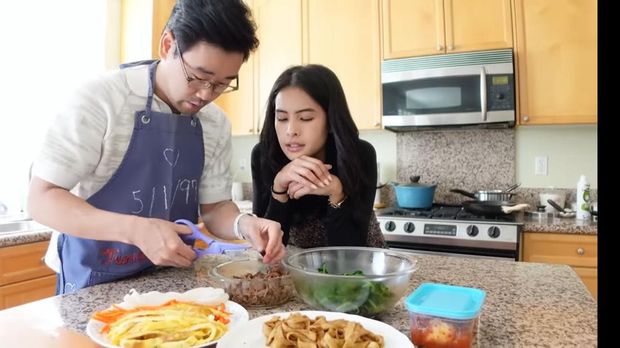 Inilah Potret Kompak Maudy Ayunda dan Ibu Mertua Masak Kimbap Rendang di Korea