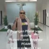 Viral seorang bapak mandi di kantor PDAM