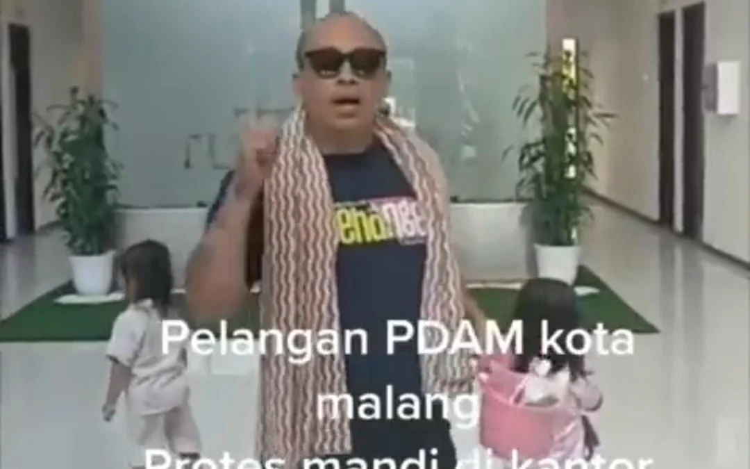 Viral seorang bapak mandi di kantor PDAM