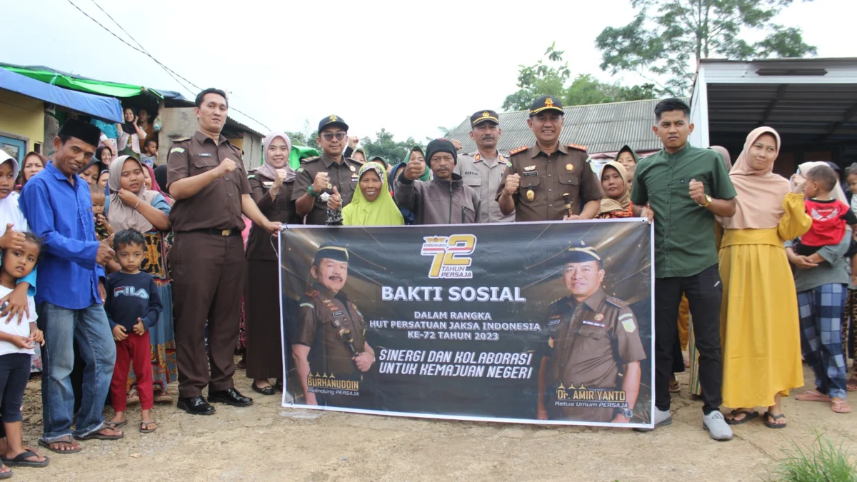 HUT Persaja ke-72, Kejari Cianjur Gelar Bakti Sosial Bantu Warga Terdampak Gempa di Cugenang