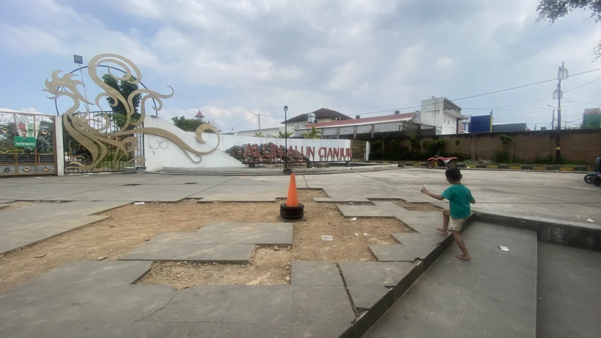 PT CSM Berkilah Rusaknya Alun-alun Cianjur Dampak dari Gempa. (zan)