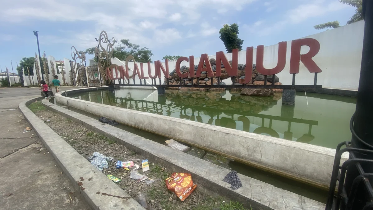 Lihat Kondisi Alun-alun Bupati Cianjur Kecewa Berat . (zan)