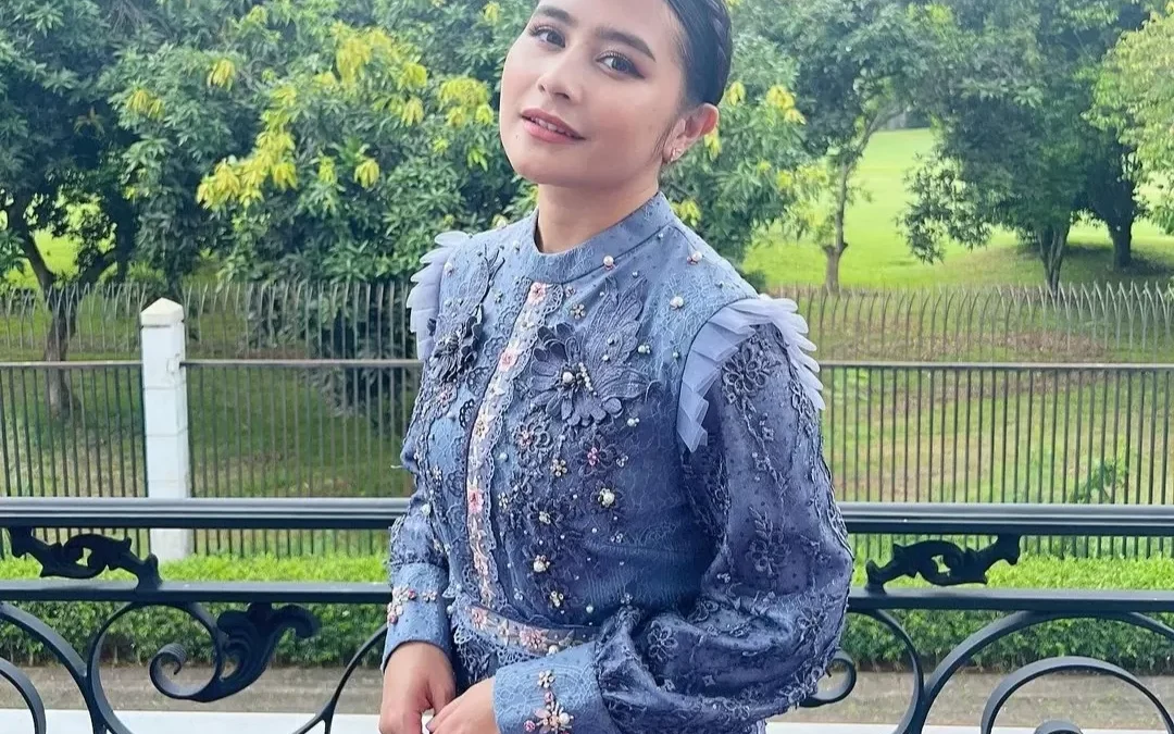 Nampak Mempesona Prilly Latuconsina Memakai Dress Cornflower