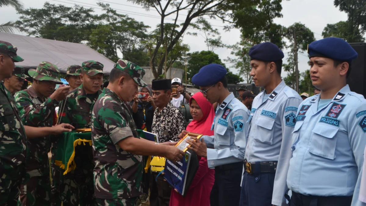 Petugas Kemenkumham Jabar