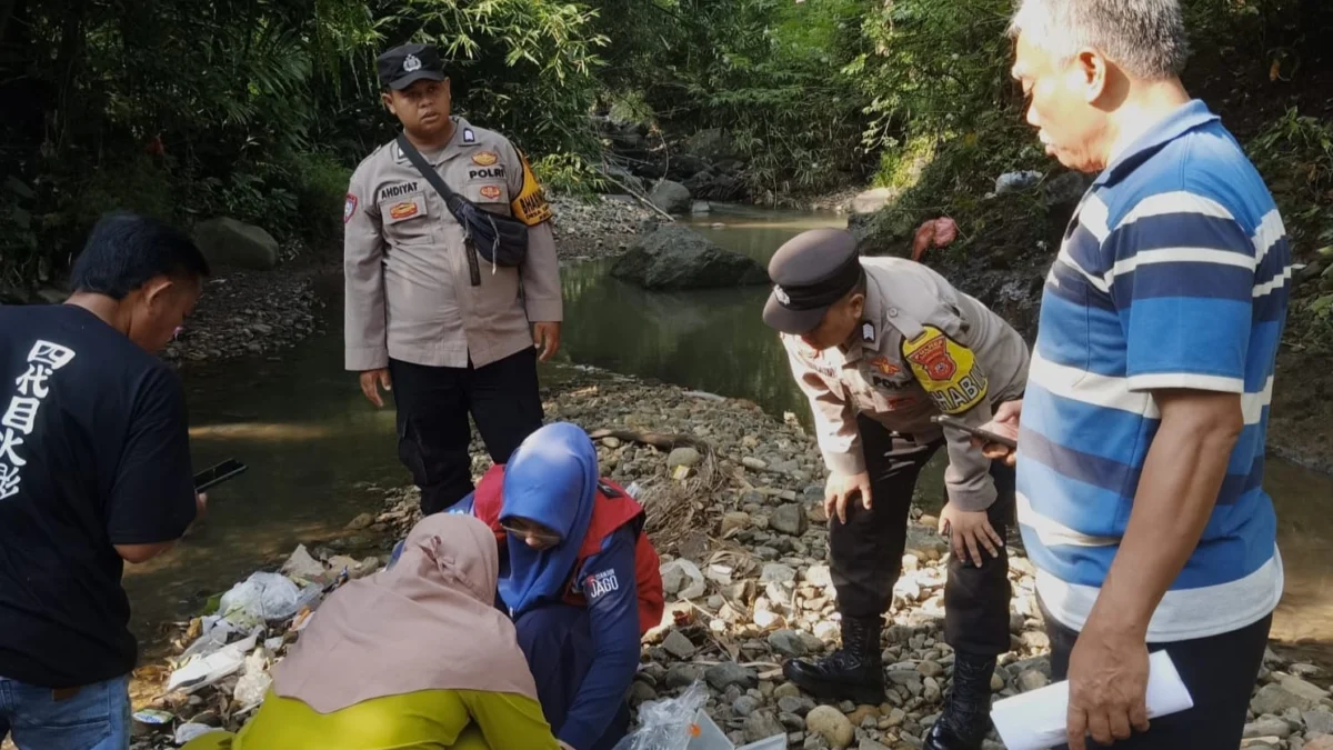 Warga Cianjur Digegerkan Penemuan Bayi di Bawah Jembatan. (zan)