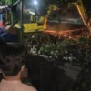 Tembok Pembatas TPA Pasirsembung Ambruk Timpa Kontrakan dan Mushola. (zan)