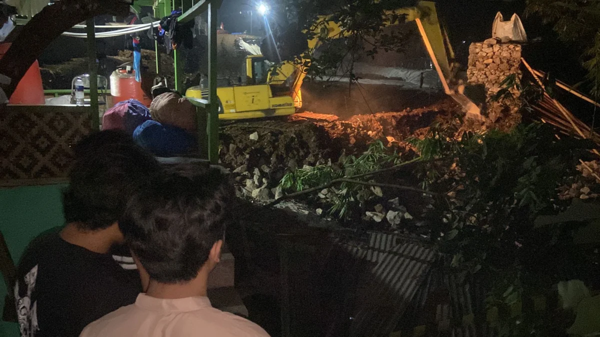 Tembok Pembatas TPA Pasirsembung Ambruk Timpa Kontrakan dan Mushola. (zan)