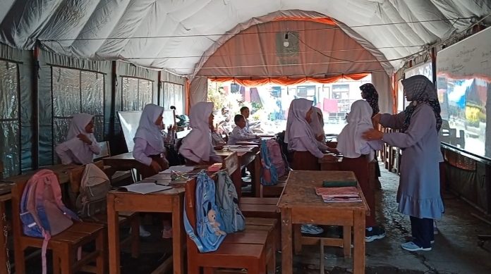 Ribuan Siswa SD Korban Gempa Cianjur Masih Belajar di Tenda Darurat. (zan)