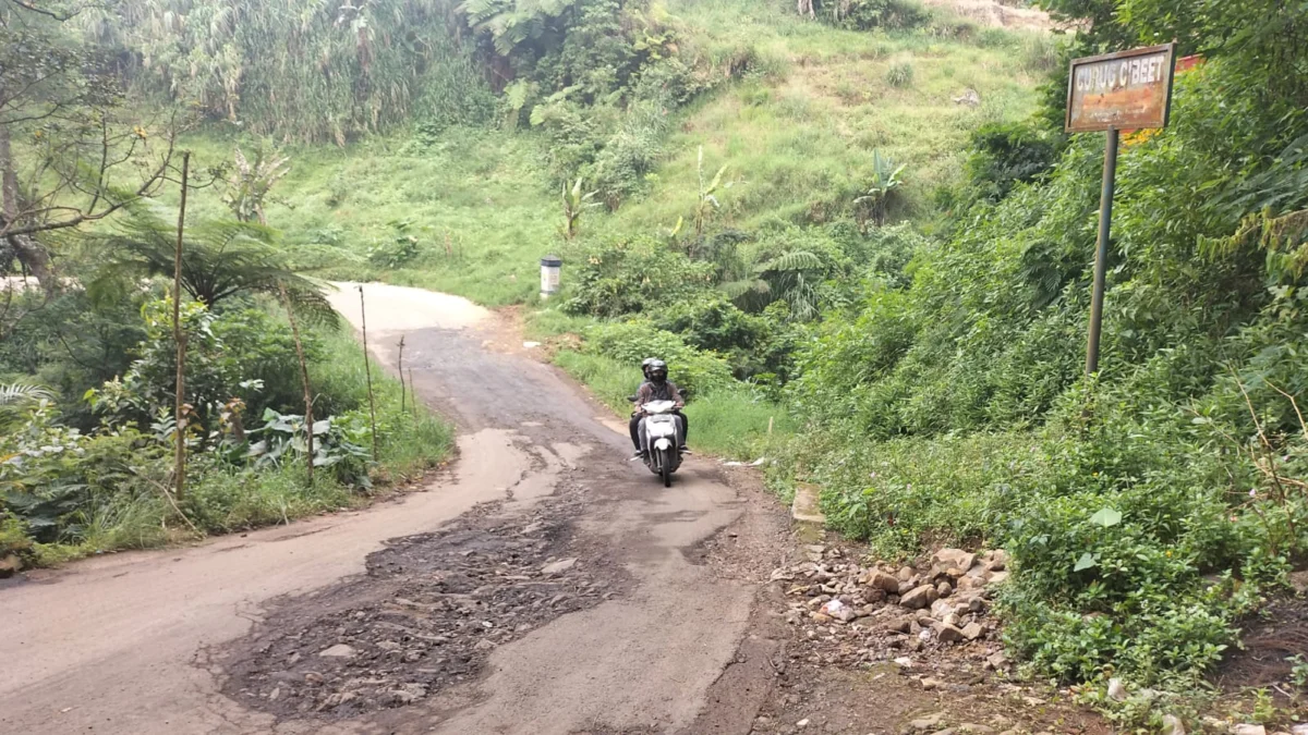 Bupati Cianjur Pilih Bangun Jalan Puncak Dua Dibanding Kereta Gantung. (zan)