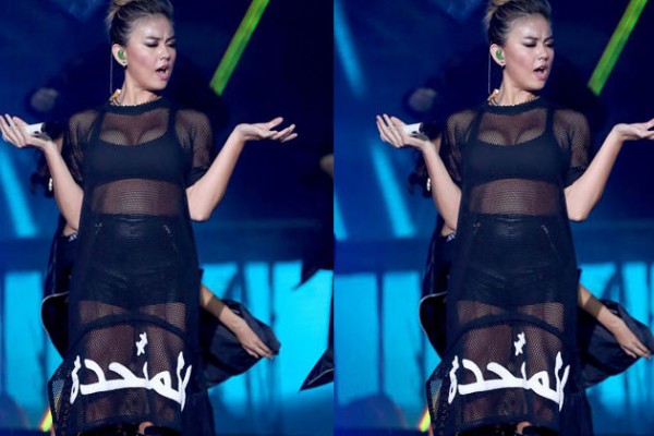 Heboh! Agnez Mo Kenakan Baju Tulisan Arab Saat Manggung