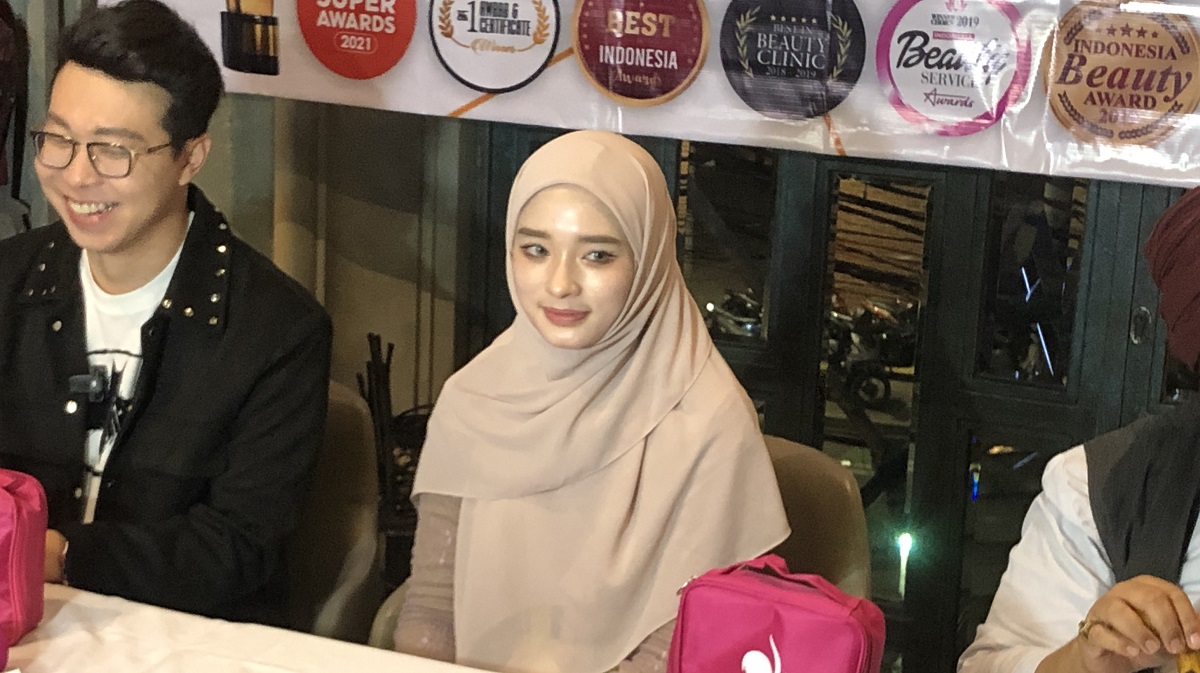 Inara Rusli Lepas Cadarnya Demi Menafkahi Anak