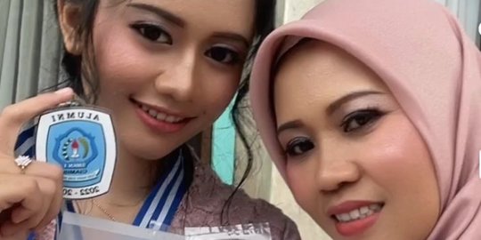 Anak Sus Rini Dipuji Cantik Saat Hadiri Wisuda di Kampung