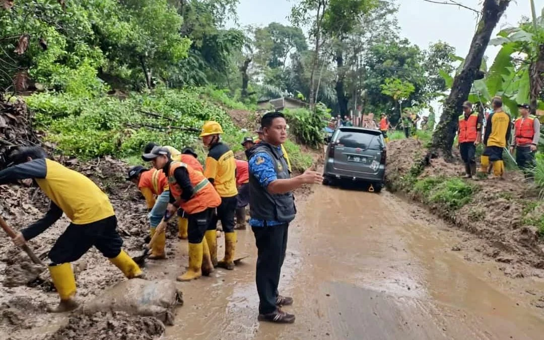 Longsor tutup akses ke Cianjur Selatan