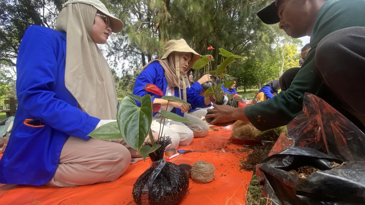 Bagian Dari Proyek Sains, Mahasiswa Diajari Pembuatan Kokedama