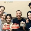 Ayu Ting Ting Kasih Kejutan Ultah ke Ayah Rojak