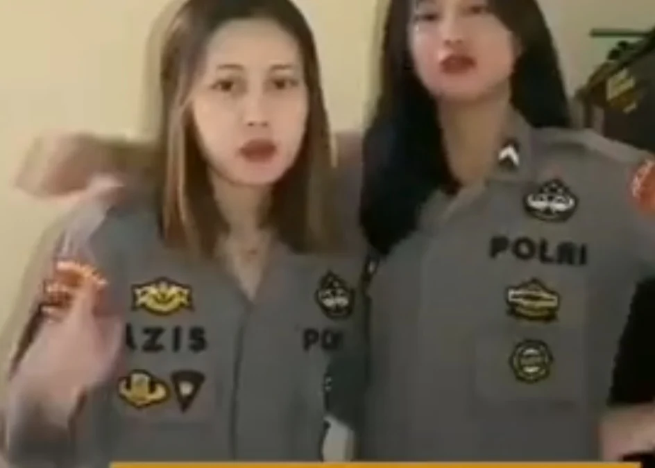 Cuma Iseng, 2 Wanita Joget 'Tanpa Celana' Pakai Seragam Polisi