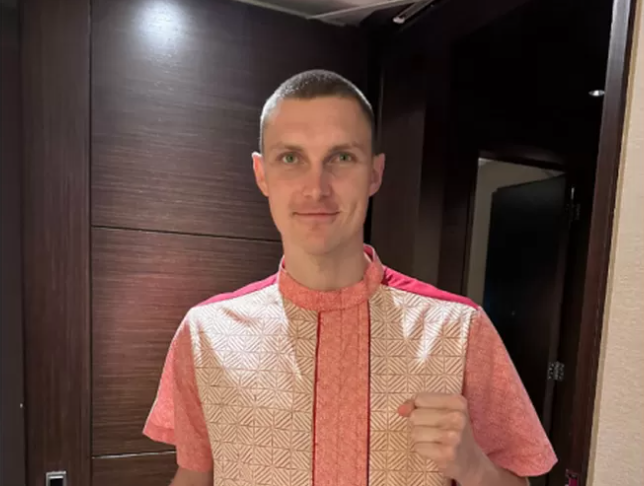 Viktor Axelsen Pakai Baju Koko