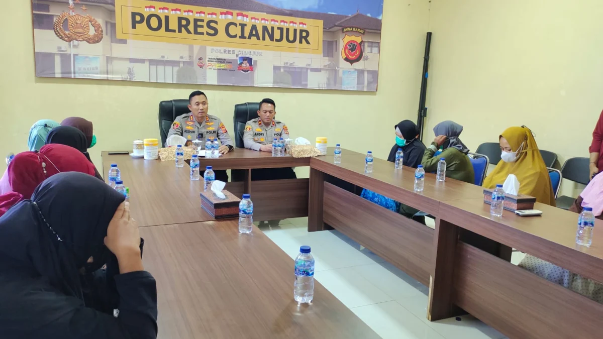 Pemkab Cianjur dan kepolisian sosialisasikan bahaya PMI ilegal