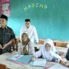 Wagub Uu Ruzhanul Tinjau Pelaksanaan PPDB SMA Negeri 1 Indramayu