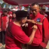 Bupati Cianjur Berikan Rompi hingga Jam Tangan yang Dipakainya ke Warga