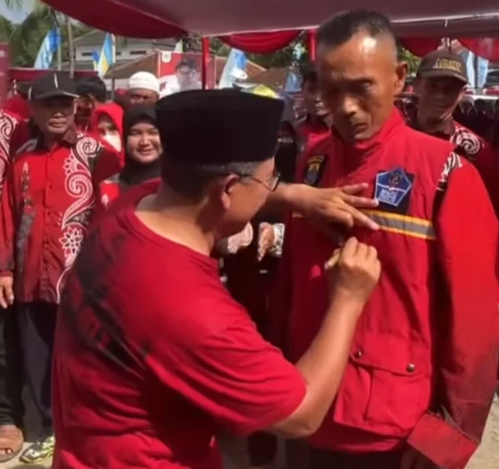 Bupati Cianjur Berikan Rompi hingga Jam Tangan yang Dipakainya ke Warga