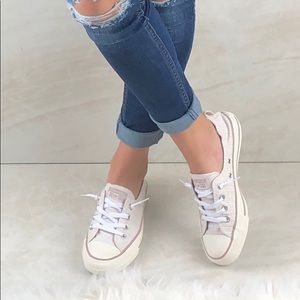 4 Rekomendasi Sepatu Converse Terbaik untuk Wanita, Formal dan Kasual!