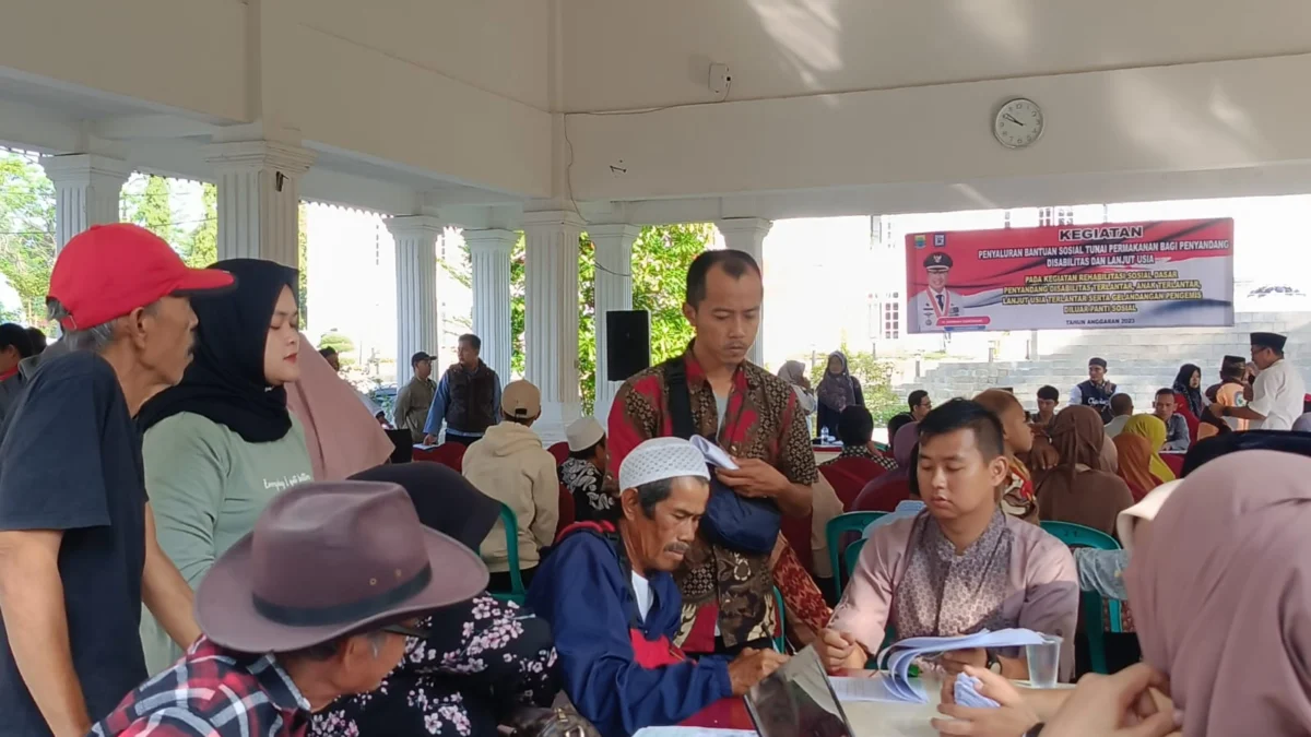 Dinsos Cianjur Salurkan BLT Bagi Penyandang Disabilitas dan Jompo