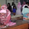 Momen Rebutan Bangku Sekolah di Hari Pertama