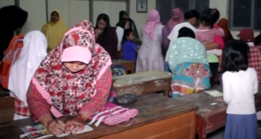 Momen Rebutan Bangku Sekolah di Hari Pertama