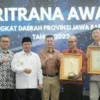 Serahkan Penghargaan Paritrana Award Tingkat Jabar