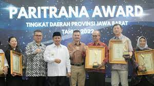 Serahkan Penghargaan Paritrana Award Tingkat Jabar