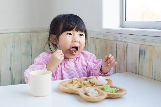 Anak Makan dengan Lahap