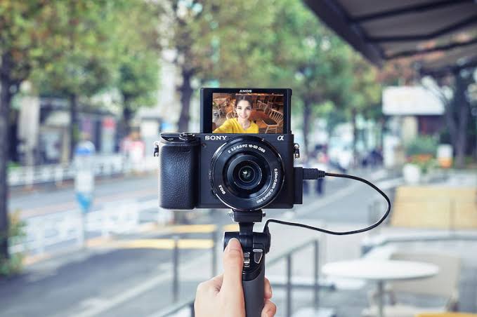 Kamera Mirrorless untuk Para YouTuber Pemula