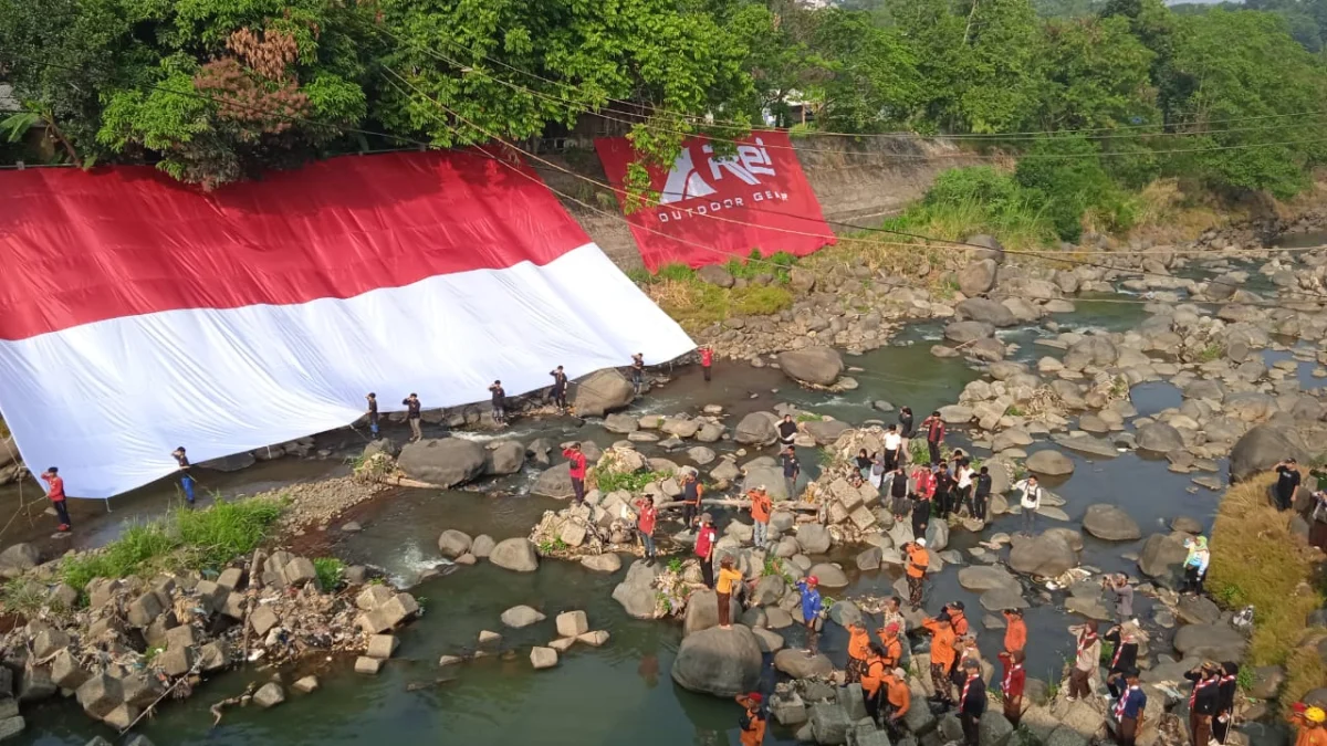 Peringati HUT ke-78 RI, Bendera Merah Putih Raksasa Dibentangkan di Bendungan Katulampa Bogor