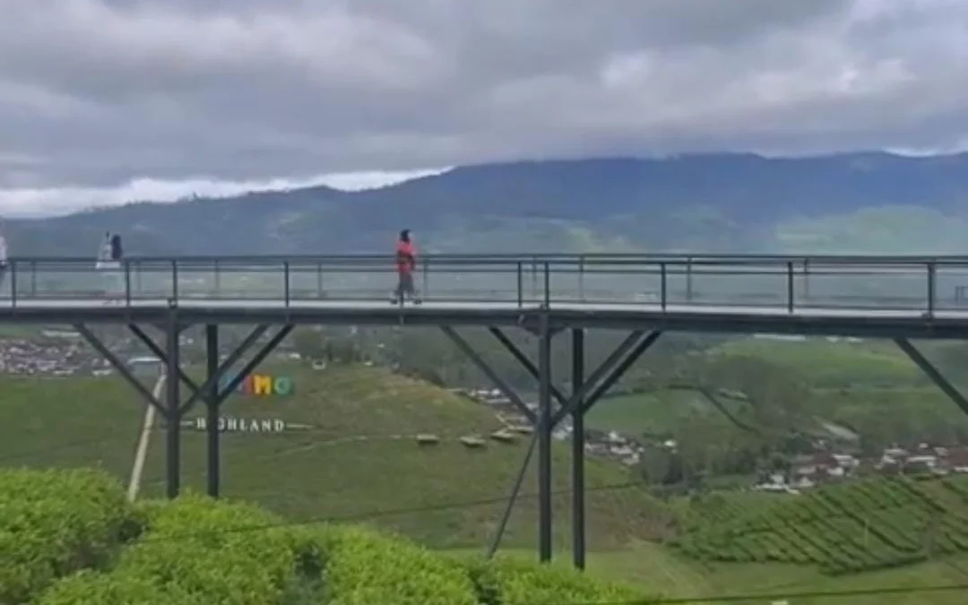 Jembatan kaca Highland Bandung yang sedang hits