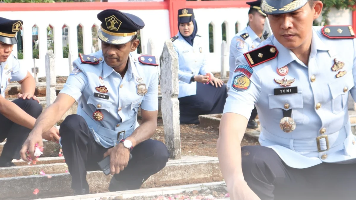 Kantor Imigrasi Cianjur Gelar Upacara Tabur Bunga di Taman Makam Pahlawan.